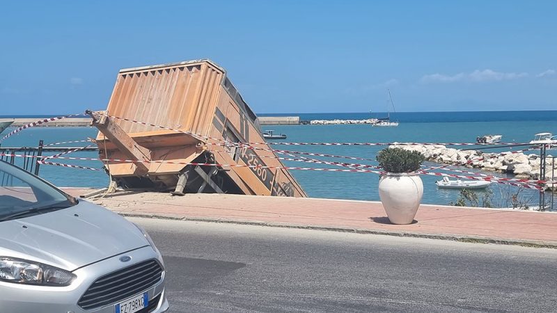 TRAGEDIA SFIORATA QUESTA MATTINA A CASAMICCIOLA. UN RIMORCHIO ATTRAVERSA LA STRADA E FINISCE SU DEGLI SCOGLI (video)