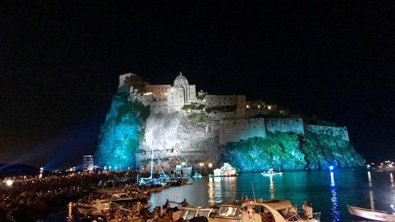 ISCHIA, ECCO LA FESTA A MARE AGLI SCOGLI DI SANT’ANNA