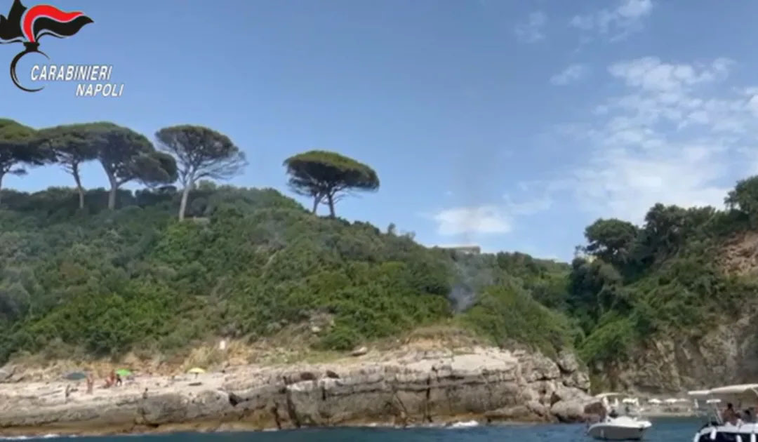 SORRENTO: “CORRETE! UN UOMO STA INCENDIANDO LA MACCHIA!” CARABINIERI ARRESTANO 60ENNE (video)