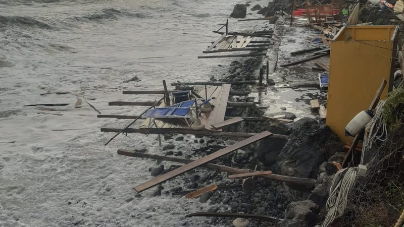 IL MARE INGHIOTTISCE LA SPIAGGIA DEGLI INGLESI AD ISCHIA