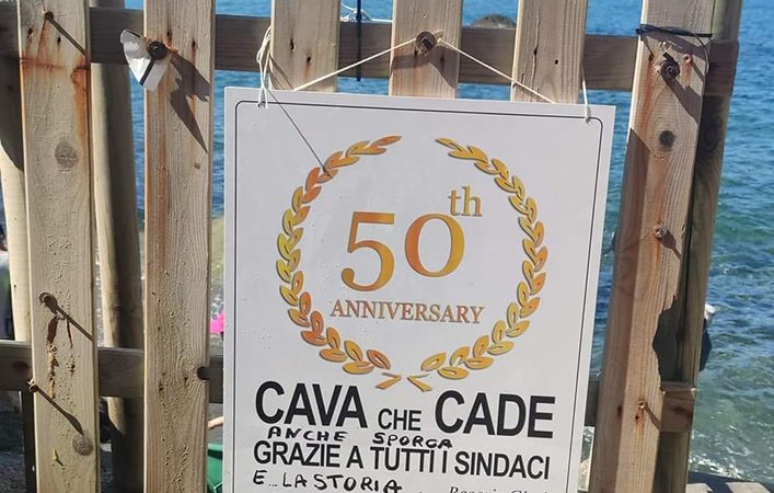 SPUNTA A CAVA DELL’ISOLA IL CARTELLO DEL DISSENSO O DEL DISGUSTO