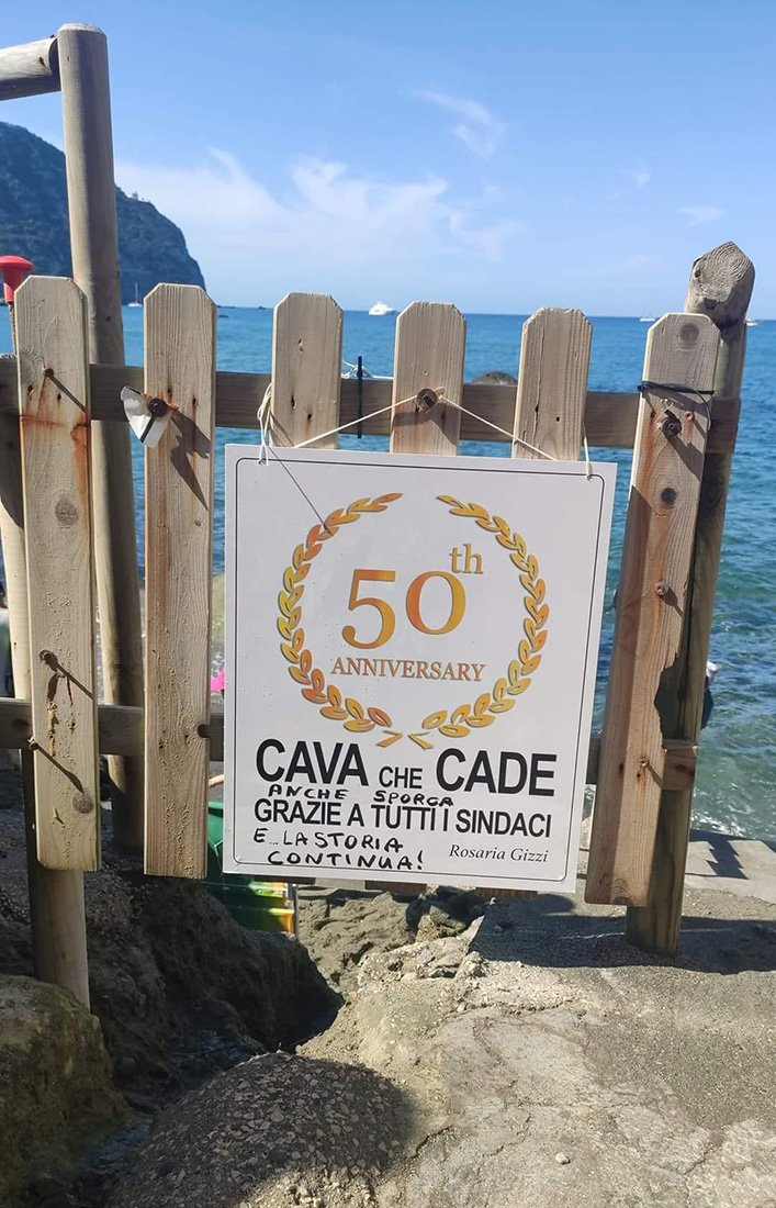 SPUNTA A CAVA DELL’ISOLA IL CARTELLO DEL DISSENSO O DEL DISGUSTO