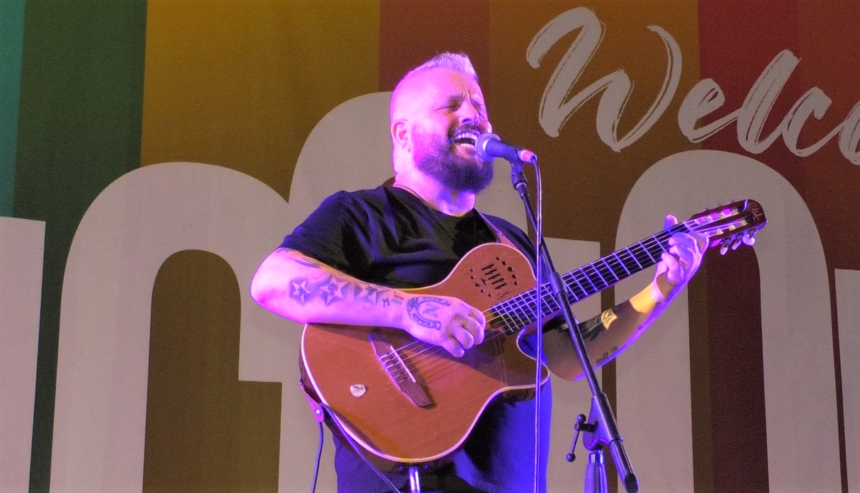 CASAMICCIOLA, EMOZIONI IN PIAZZA MARINA PER IL CONCERTO DI NELLO DANIELE TENUTO IN RICORDO DEL FRATELLO PINO (video)