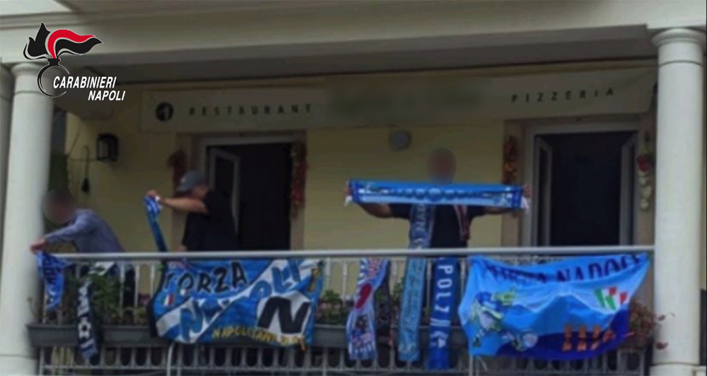 NAPOLI. FESTEGGIA LO SCUDETTO A CORFÙ, IMMORTALATO DA UNA FOTO, CARABINIERI CATTURANO LATITANTE