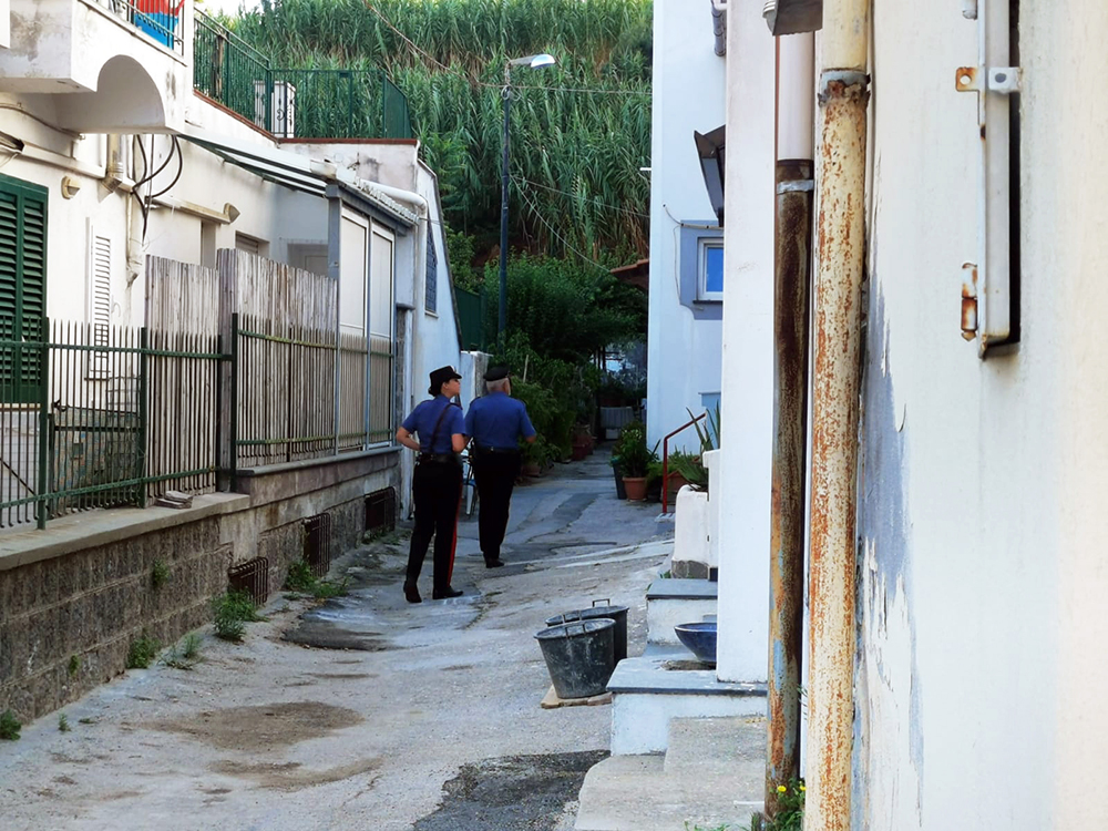 FORIO. STRETTA DEI CARABINIERI SU CASE TRASFORMATE IN B&B E CAMERE DI HOTEL. 3 PERSONE DENUNCIATE