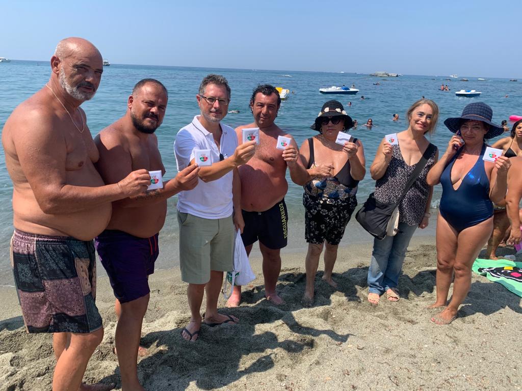 DECINE DI PORTACICCHE DISTRIBUITE IN POCHE ORE. I SOSTENITORI DEI LIDI ILLEGALI NON SI SONO PRESENTATI (video)