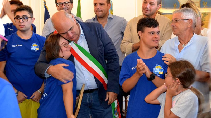 CIVICA BENEMERENZA AI RAGAZZI DI ISCHIA BASKIN: “ORGOGLIO DELLA COMUNITÀ ISCHITANA”