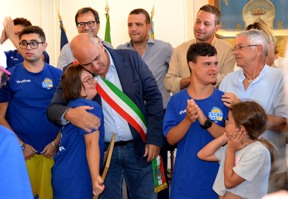 CIVICA BENEMERENZA AI RAGAZZI DI ISCHIA BASKIN: “ORGOGLIO DELLA COMUNITÀ ISCHITANA”