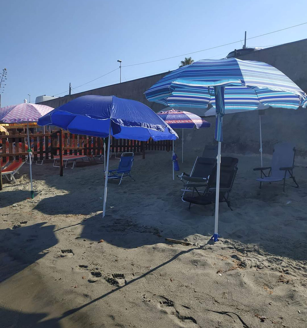SPIAGGIA LIBERA DEL FORTINO, POSTI OCCUPATI DAI SOLITI FURBETTI