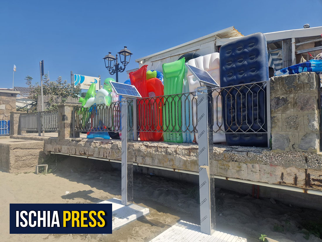 INSTALLATE LE DOCCE NELLE SPIAGGE LIBERE DI FORIO