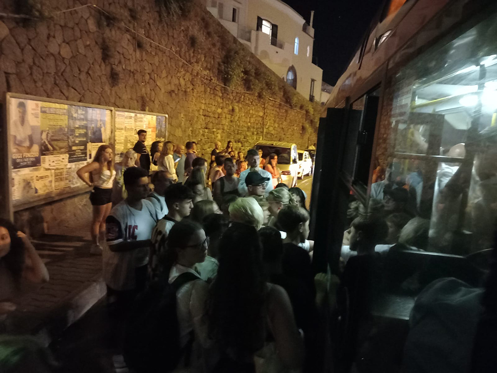 ISOLA D’ISCHIA. CAOS ALLE FERMATE DEI BUS SERALI