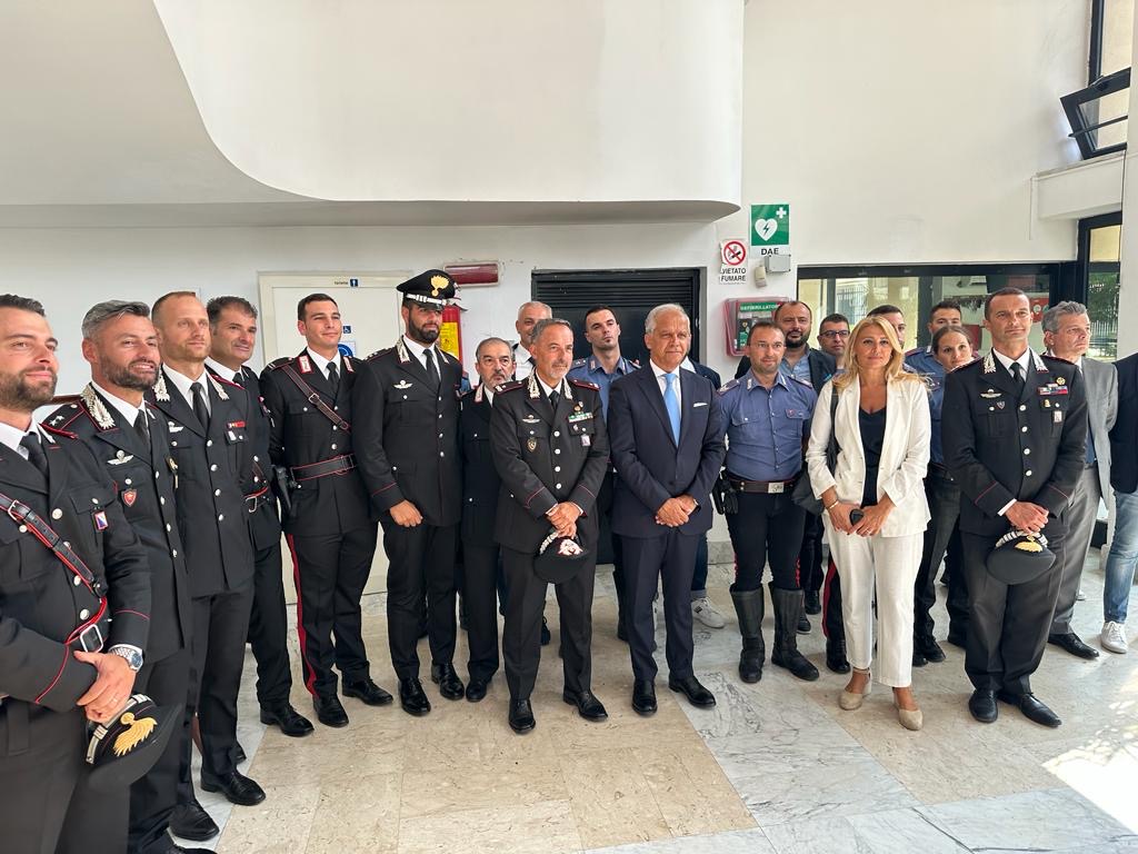 CAIVANO: MINISTRO PIANTEDOSI VISITA LA COMPAGNIA CARABINIERI, PLAUSO AI MILITARI IMPEGNATI QUOTIDIANAMENTE SUL TERRITORIO
