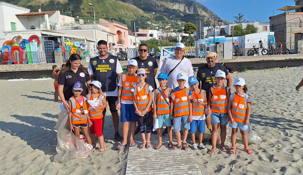 VOLONTARI AMBIENTALI IN AZIONE DOPO IL FERRAGOSTO ALLA SPIAGGIA LIBERA DELLA CHIAIA (video)