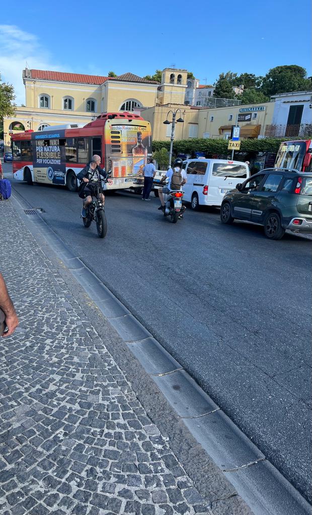 ISCHIA, PIAZZA TRIESTE E TRENTO, BUS SI GUASTA VICINO ALLO STAZIONAMENTO. TRAFFICO IN TILT