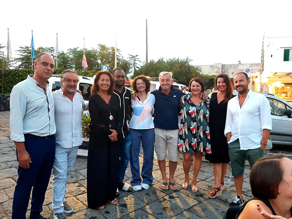 CARMEN LASORELLA A MARINA CHIAIOLELLA A PROCIDA CON “VERA E GLI SCHIAVI DEL TERZO MILLENNIO”