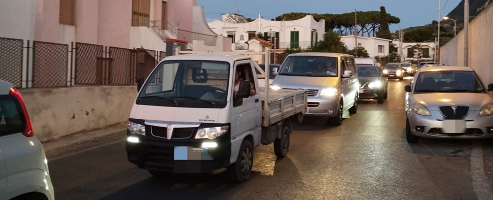 SENSO UNICO IN VIA BAIOLA ED INCIDENTE VICINO IL DISTRIBUTORE AGIP