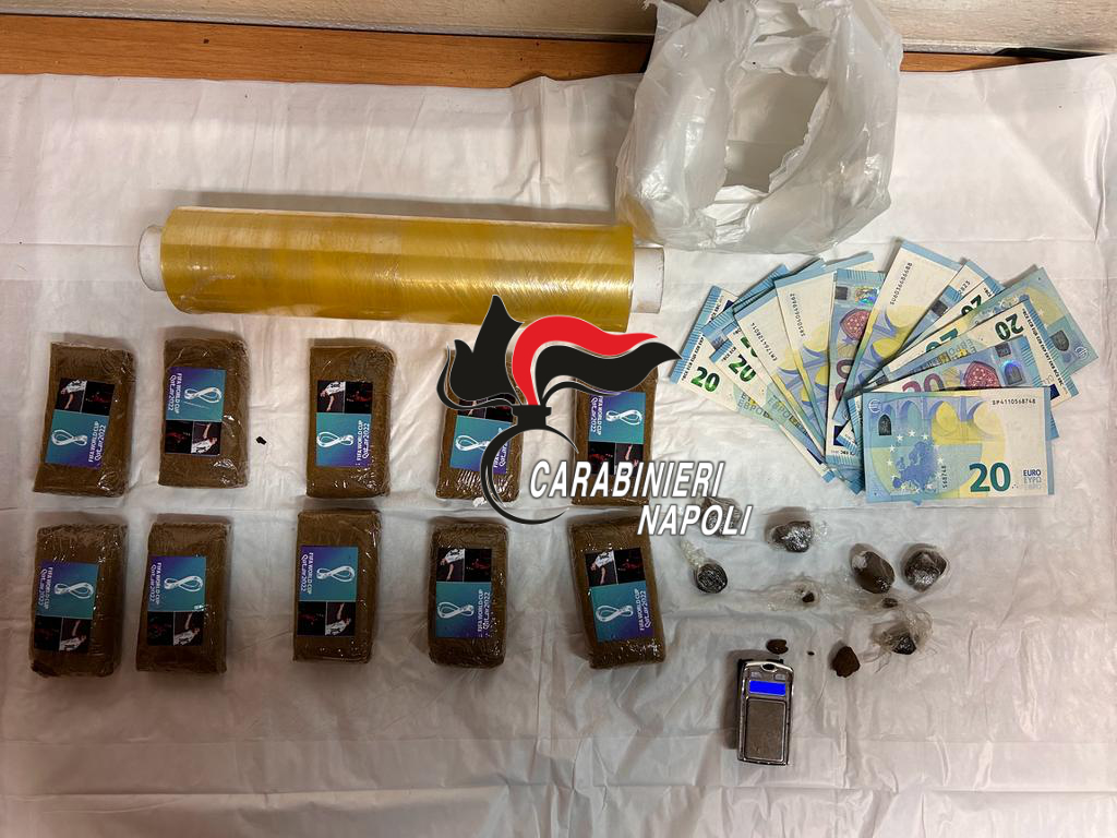 1 CHILO DI HASHISH IN CAMERA DA LETTO, CARABINIERI ARRESTANO 18ENNE INCENSURATO