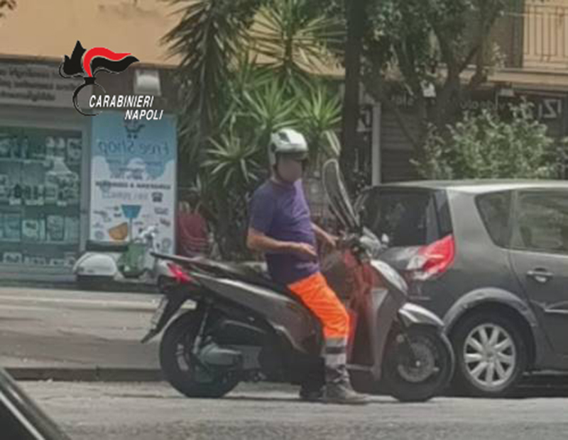 NAPOLI: DROGA AL CENTRO. CARABINIERI ARRESTANO OPERATORE ECOLOGICO DELL’ ASIA DI NAPOLI CHE SPACCIAVA IN SERVIZIO