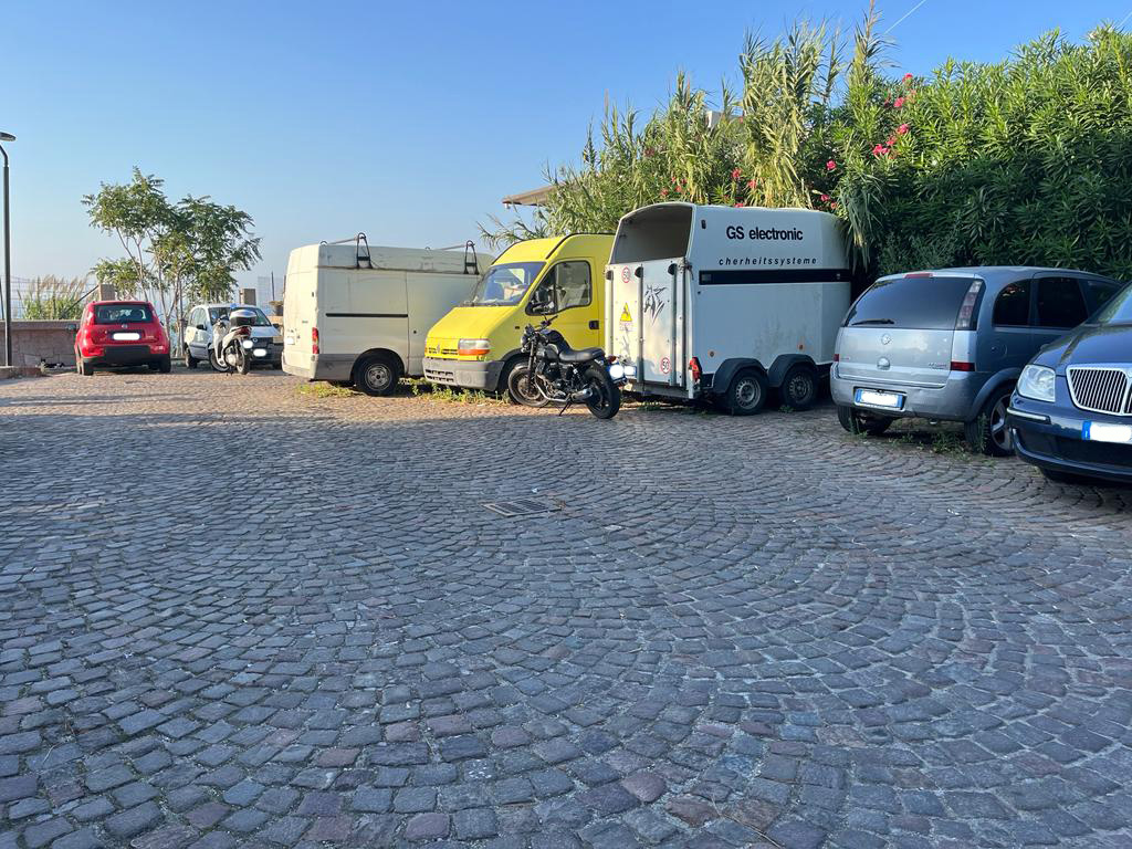 LACCO AMENO. PARCHEGGIO UTILIZZATO COME DEPOSITO DI MEZZI FUORI USO