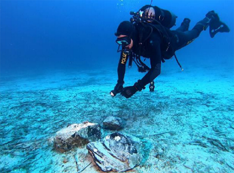 CAPRI: SOMMOZZATORI DELLA POLIZIA DI STATO FOTOGRAFANO REPERTI STORICI NELLE ACQUE DELL’ISOLA AZZURRA