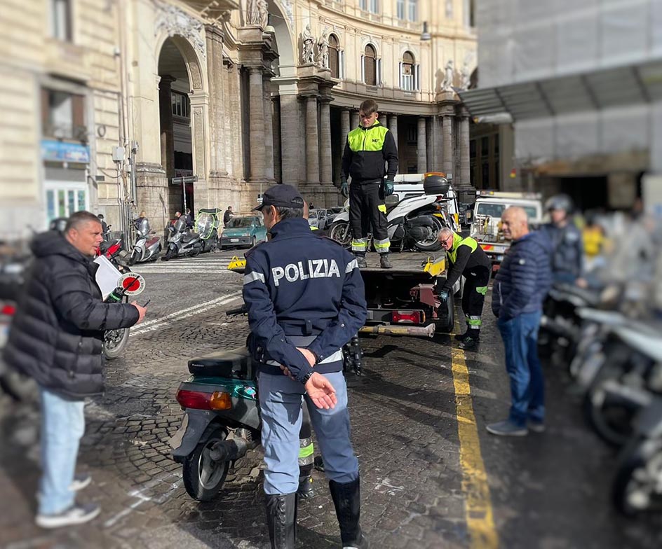 NAPOLI. RIMOSSI MOTOVEICOLI ABBANDONATI TRA I QUARTIERI SPAGNOLI E PIAZZA TRIESTE E TRENTO