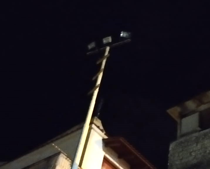 CAMPO SPORTIVO “SALVATORE CALISE” DA DUE ANNI QUASI COMPLETAMENTE AL BUIO, UNA VERGOGNA POLITICO-AMMINISTRATIVA TUTTA FORIANA