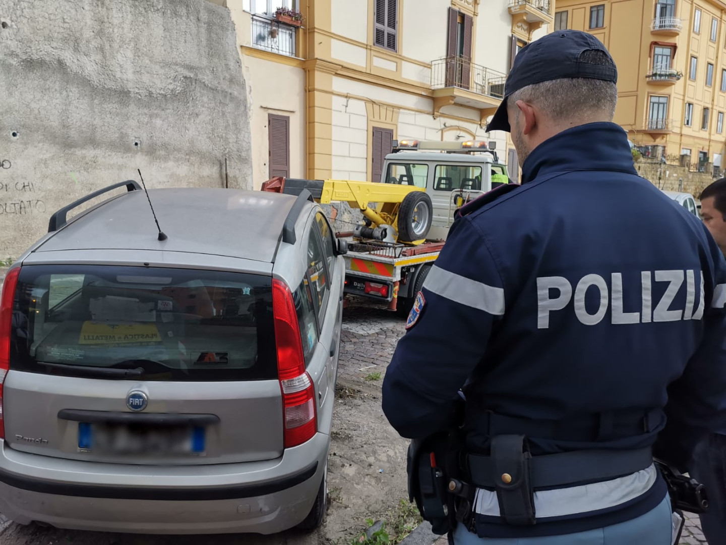 RIMOSSI VEICOLI ABBANDONATI NEL QUARTIERE VOMERO