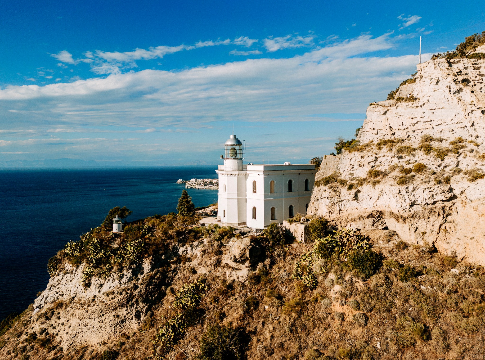 ISCHIA, AL FARO PUNTA IMPERATORE SI INAUGURA LA MOSTRA DELL’ARTISTA NON VEDENTE GIACOMO PIETOSO