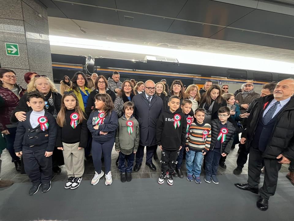 IL I CIRCOLO DIDATTICO DI ISCHIA AL BINARIO 14 DELLA STAZIONE DI NAPOLI AD ACCOGLIERE IL TRENO DEL RICORDO