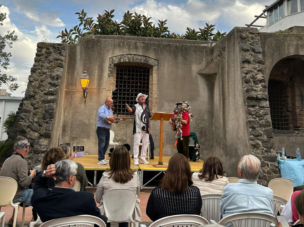 CONSEGNATI GLI ENCOMI SOLENNI DALLA PRO LOCO ISCHIA ISOLA VERDE, EVENTO ALL’INSEGNA DELLA TRASVERSALITÀ E DELLE TRADIZIONI