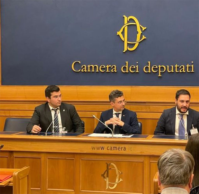 CAMERA DEI DEPUTATI. EMILIO CASERTA RICEVE IL PREMIO ECCELLENZA NEL CAMPO GIORNALISTICO PER LA REGIONE CAMPANIA