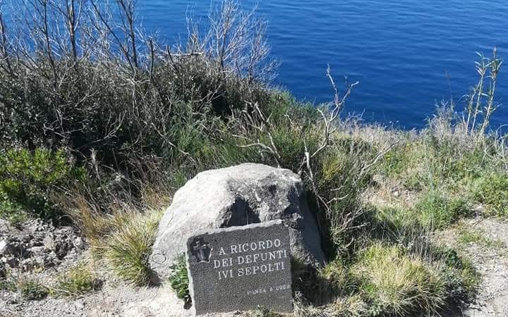 SPARITA LA LAPIDE IN RICORDO DEI TERREMOTATI SUL SENTIERO DEL MONTE DI PANZA