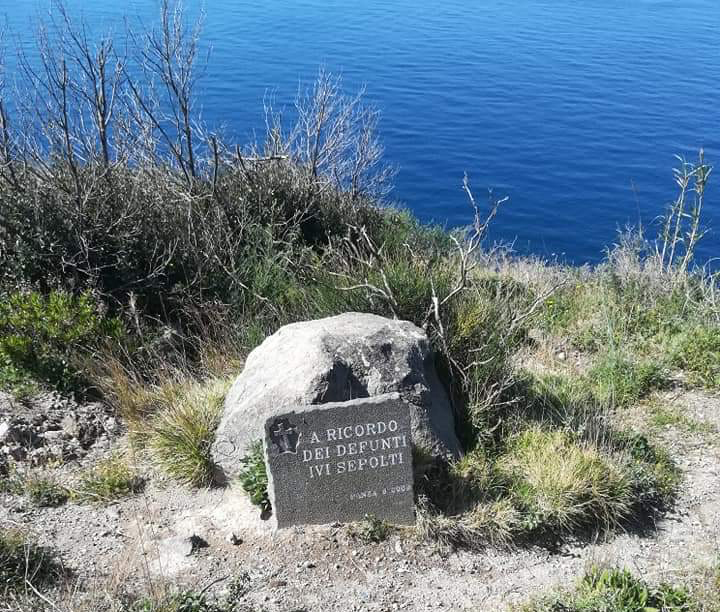 SPARITA LA LAPIDE IN RICORDO DEI TERREMOTATI SUL SENTIERO DEL MONTE DI PANZA