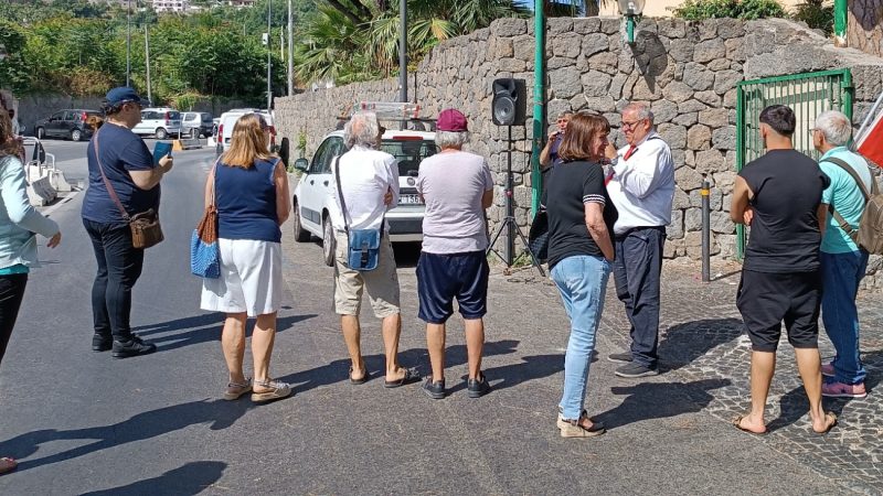 SIT-IN DI PROTESTA ALL’OSPEDALE DI ISCHIA: “VOGLIAMO UNA SANITA’ EFFICIENTE E UN OSPEDALE SICURO”