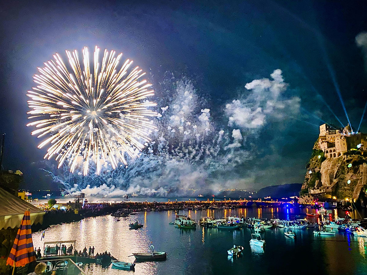 FESTA A MARE AGLI SCOGLI DI SANT’ANNA: SI RINNOVA L’ANTICO RITO CON LO SGUARDO VOLTO AL FUTURO