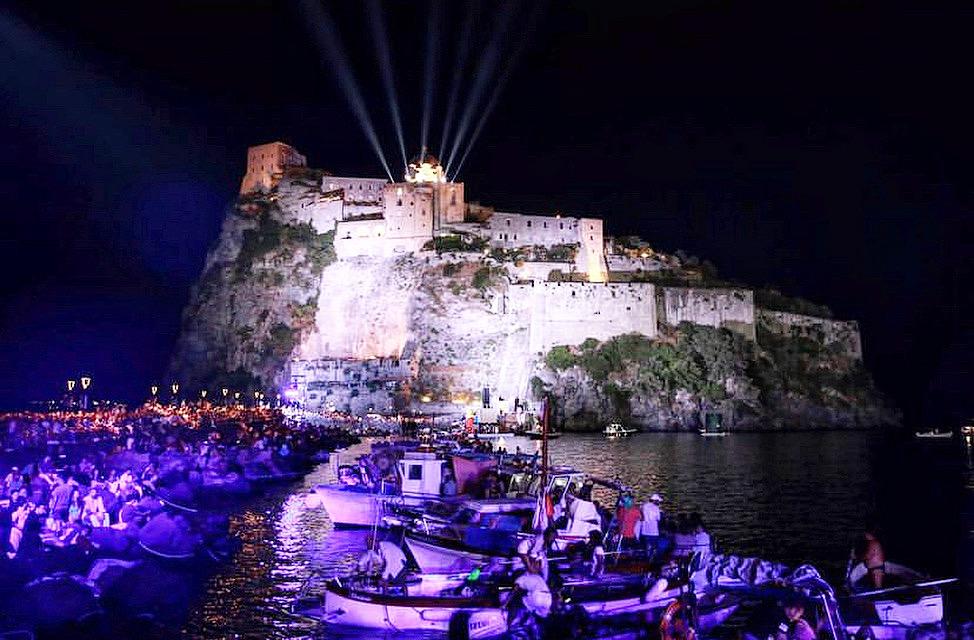 ISCHIA, FESTA A MARE AGLI SCOGLI DI SANT’ANNA: SI RINNOVA L’ANTICO RITO CON LO SGUARDO VOLTO AL FUTURO