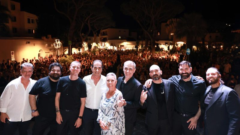 NERI PER CASO IN CONCERTO A LACCO AMENO: CHE FESTA PER I TRENT’ANNI DELLA BAND DI VOCI A CAPPELLA