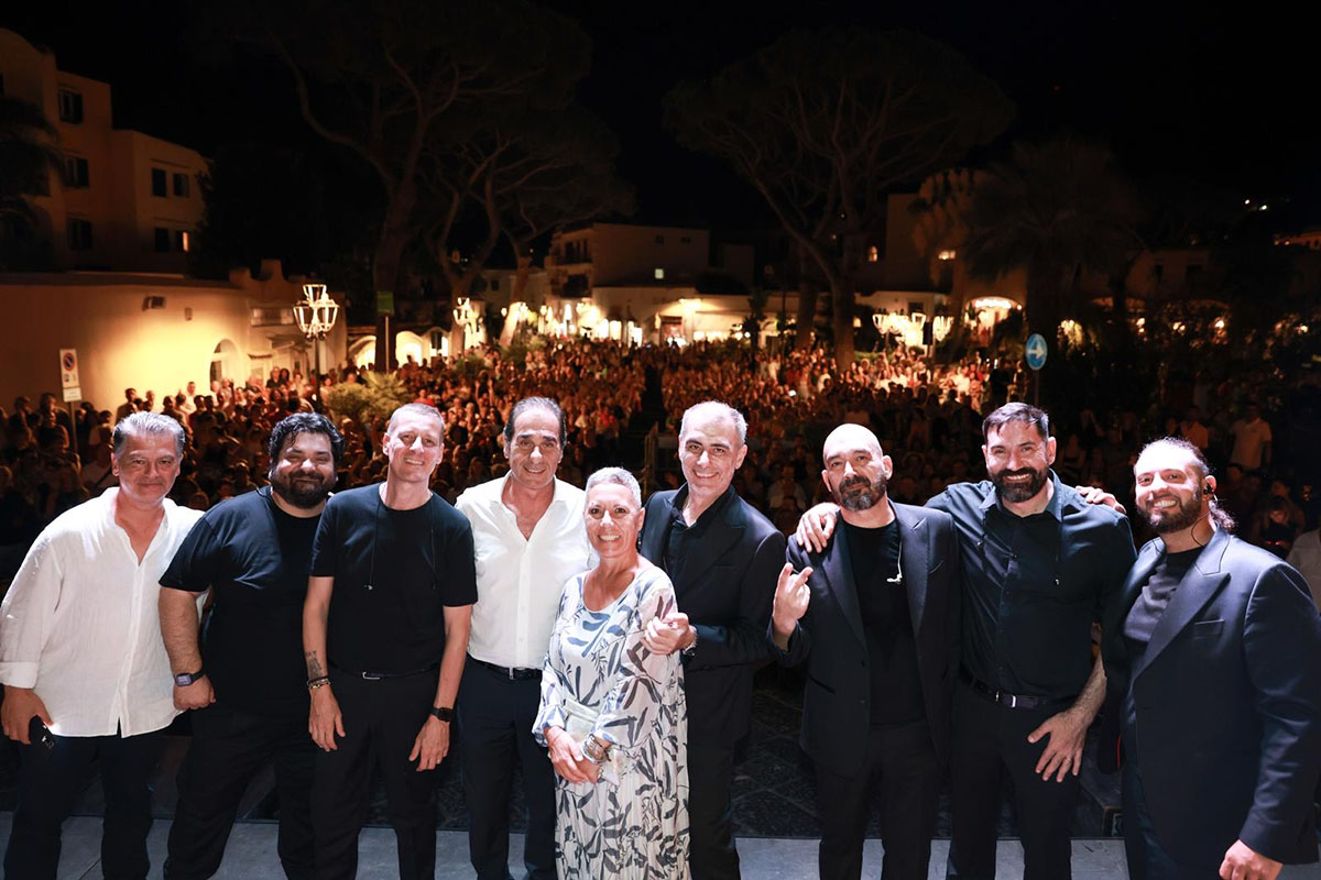 NERI PER CASO IN CONCERTO A LACCO AMENO: CHE FESTA PER I TRENT’ANNI DELLA BAND DI VOCI A CAPPELLA