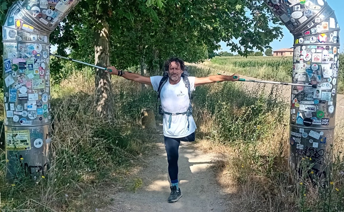 FATICA, BORSITI E RESILIENZA: GIANNI SASSO COMMUOVE TUTTI LUNGO IL CAMMINO DI SANTIAGO DE COMPOSTELA (video)