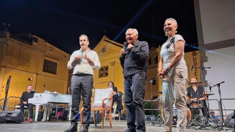LACCO AMENO: LA CLASSE, L’ELEGANZA E L’ARTE DI MOGOL CONQUISTANO ISCHIA. IL GRIDO DEL PUBBLICO: GRAZIE MAESTRO