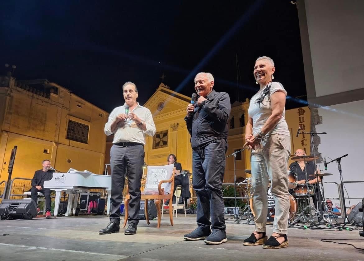 LACCO AMENO: LA CLASSE, L’ELEGANZA E L’ARTE DI MOGOL CONQUISTANO ISCHIA. IL GRIDO DEL PUBBLICO: GRAZIE MAESTRO