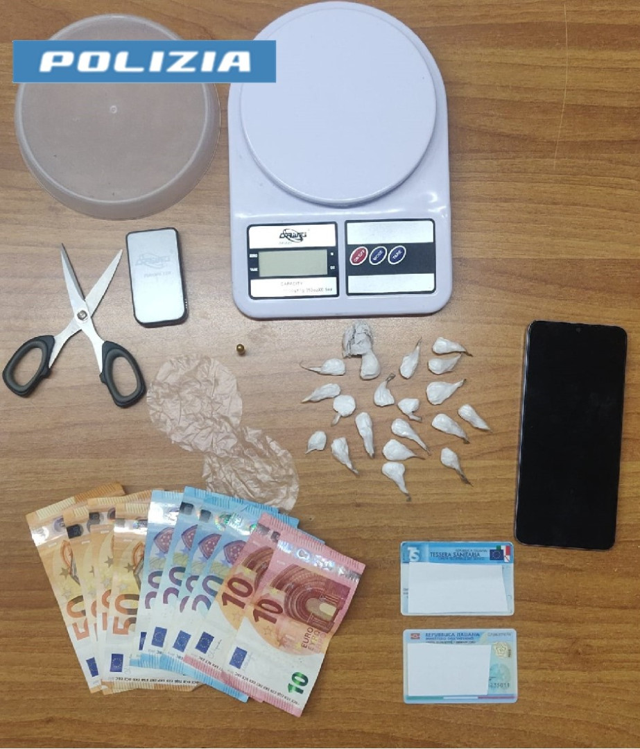 LACCO AMENO: SORPRESO CON LA DROGA. LA POLIZIA DI STATO TRAE IN ARRESTO UN 52ENNE