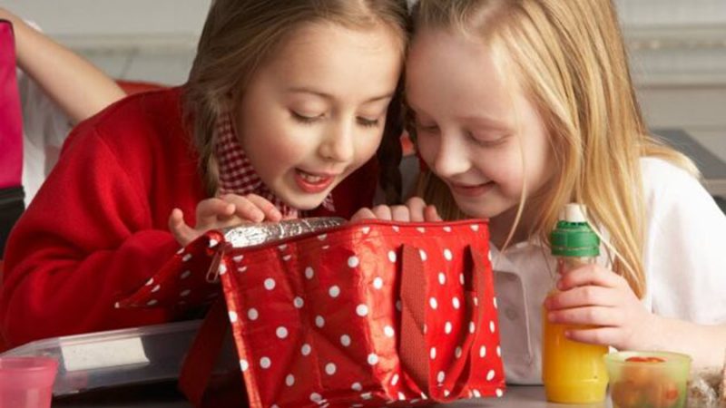 FORIO, GENITORI CONTRO LA PRESIDE DELLE MEDIE: “I NOSTRI FIGLI HANNO DIRITTO DI MANGIARE”