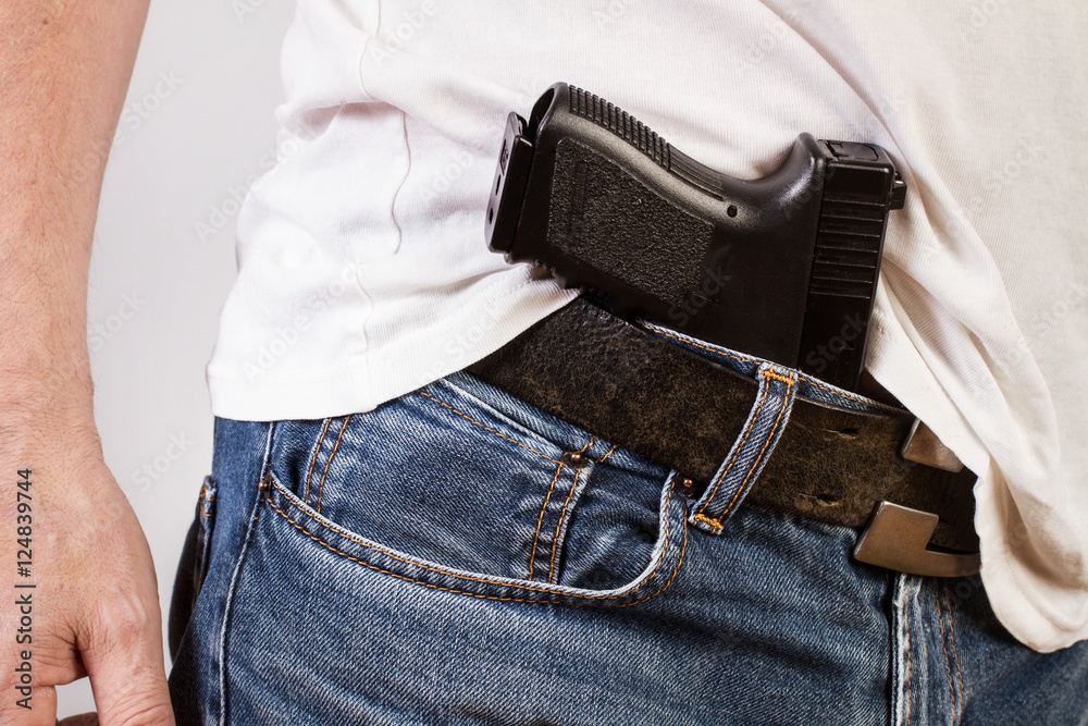 FORIO, VA IN GIRO CON UN’ARMA IN VISTA, 27ENNE ARRESTATO DAI CARABINIERI