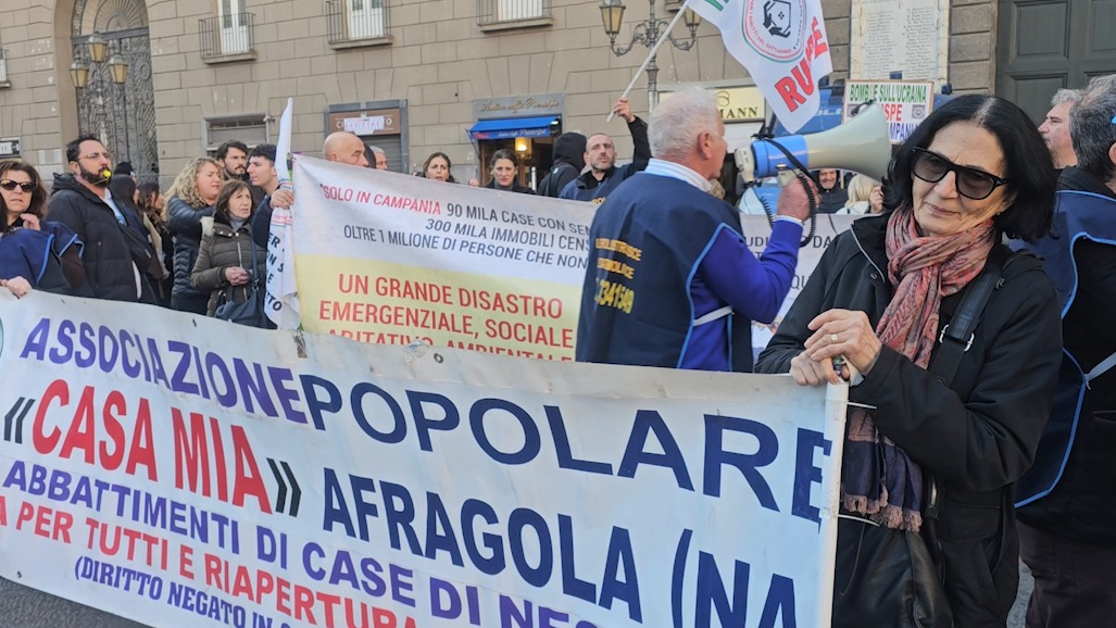 NAPOLI, PROTESTA IN PIAZZA MUNICIPIO PER DIRE BASTA AGLI ABBATTIMENTI DELLE CASE DI NECESSITÀ (video)