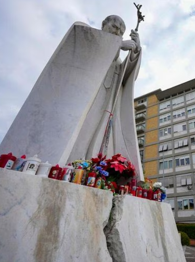 Migliorano le condizioni del papa Francesco