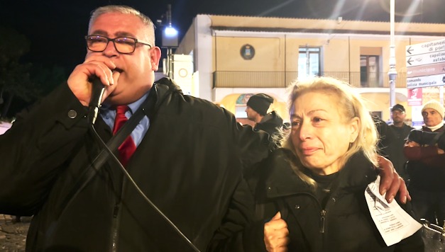 ISCHIA, MILLE MANIFESTANTI IN PIAZZA CONTRO LE DEMOLIZIONI: “IL GOVERNO FERMI GLI ABBATTIMENTI” (video)