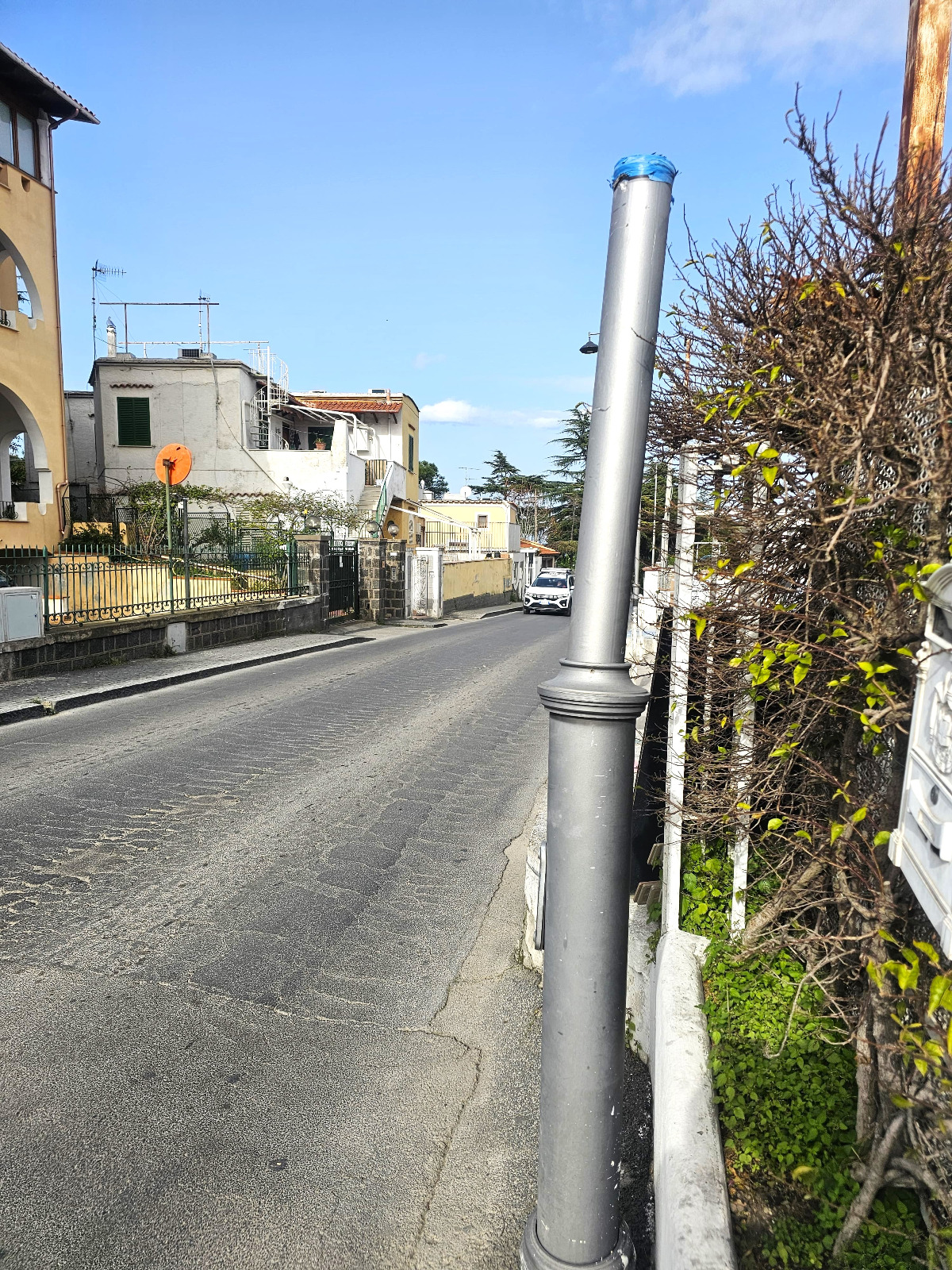 ISCHIA, IN VIA MICHELE MAZZELLA DA ANNI NON SI SOSTITUISCE UN PALO DI LUCE TRANCIATO: CHE VERGOGNA