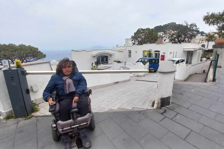 BARRIERE ARCHITETTONICHE A CAPRI IL MINISTERO DA RAGIONE MENTRE IL COMUNE NON ASCOLTA (video)