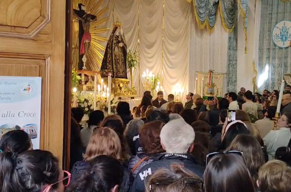 ESPOSTA LA MADONNA DELL’ADDOLORATA ALLA PARROCCHIA DI SAN SEBASTIANO (video)